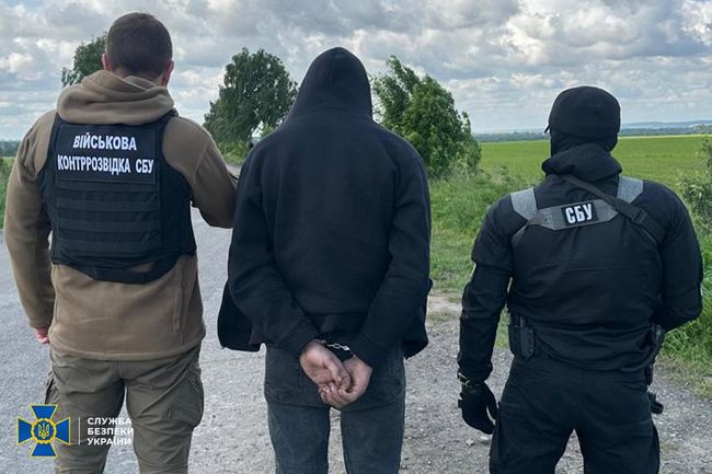 СБУ затримала агента фсб, який готував ракетні удари рашистів по аеродромах ЗСУ СБУ затримала агента фсб, який готував ракетні удари рашистів по аеродромах ЗСУ