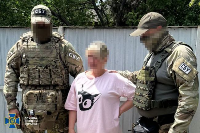 СБУ затримала ворожих інформаторок, які наводили удари рашистів по Донеччині СБУ затримала ворожих інформаторок, які наводили удари рашистів по Донеччині