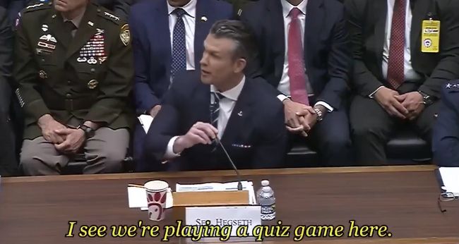 Конгрессмен Юджин Виндман интересно общается с министром обороны США Питом Хэгсетом