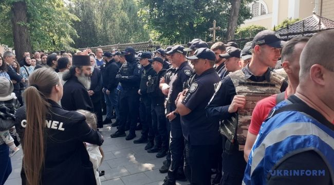 У Чернівцях прихильники УПЦ МП намагалися прорватися до Собору, поліція застосувала сльозогінний газ