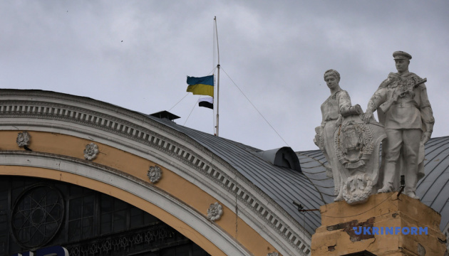 На залізничних вокзалах України підняли біло-чорний прапор на підтримку полонених