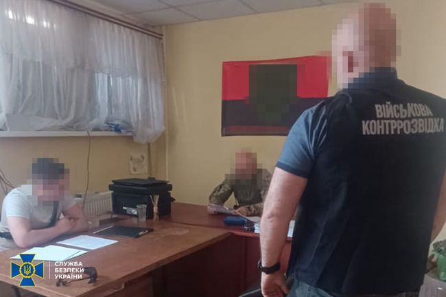 СБУ та Нацполіція викрили посадовця, який нарахував 35 млн грн «бойових» тиловому батальйону на Львівщині СБУ та Нацполіція викрили посадовця, який нарахував 35 млн грн «бойових» тиловому батальйону на Львівщині
