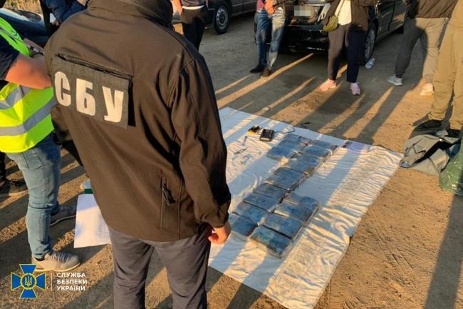 За матеріалами СБУ та Нацполіції тюремні вироки отримали члени міжнародної наркомафії, які курували контрабанду кокаїну до ЄС За матеріалами СБУ та Нацполіції тюремні вироки отримали члени міжнародної наркомафії, які курували контрабанду кокаїну до ЄС