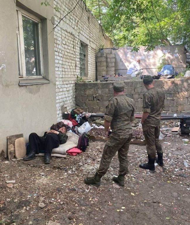 На россии полным ходом идёт процесс вербовки на войну элиты - бездомной алкашни