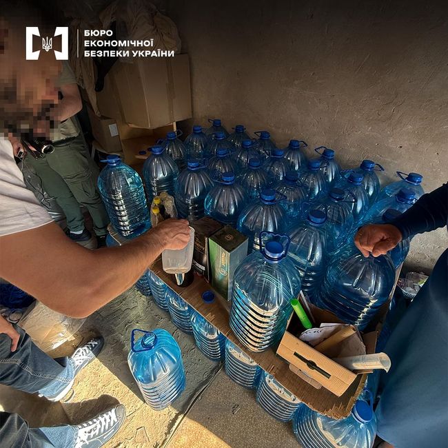 Детективи ТУ БЕБ у Києві викрили групу осіб, які незаконно виготовляли алкогольні напої Детективи ТУ БЕБ у Києві викрили групу осіб, які незаконно виготовляли алкогольні напої