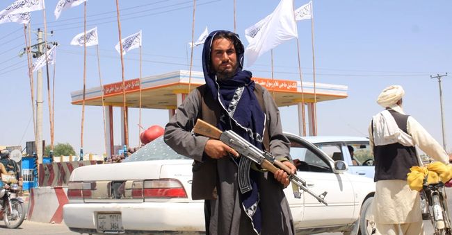 У Пакистані терорист-смертник атакував військову колону: 16 солдатів загинули, серед понад 20 поранених цивільних є діти