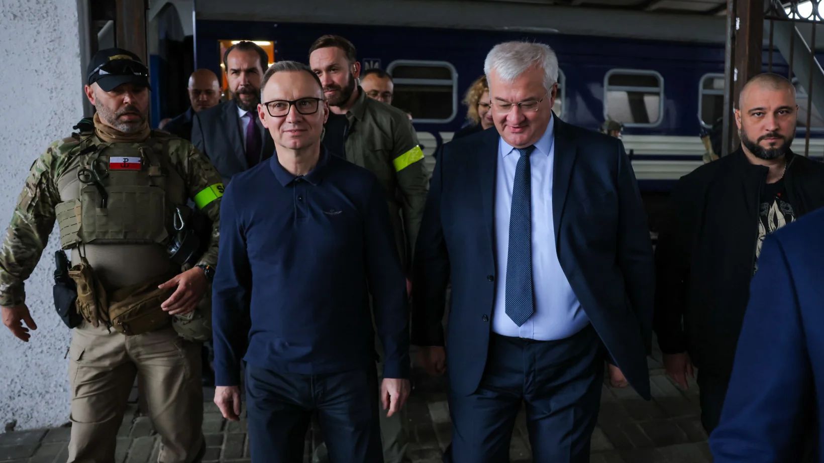 У охоронця Дуди у Києві помітили спірний знак: що він означає і чому розпочався скандал (ФОТО)