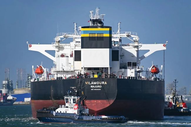 На танкері російського тіньового флоту, який перевозив 1 мільйон барелів нафти, поблизу Лівії стався вибух