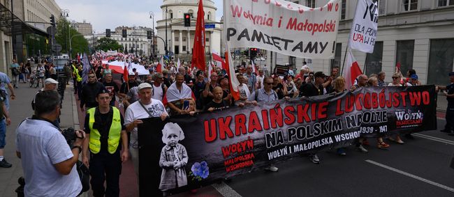 Польща дорікає Україні за «Волинську різанину». Україна справді винувата? І чого саме вимагають поляки? Максимально коротко