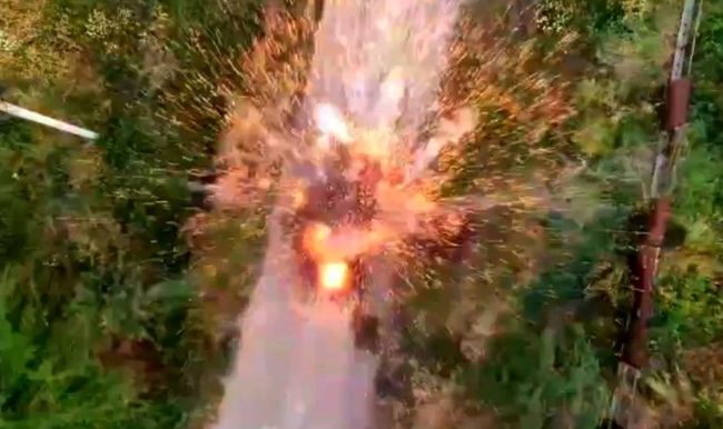 Гармату знищили, піхоту відмінусували — бойова робота пілотів прикордонного підрозділу «Фенікс» на Донеччині (ВІДЕО) Гармату знищили, піхоту відмінусували — бойова робота пілотів прикордонного підрозділу «Фенікс» на Донеччині (ВІДЕО)