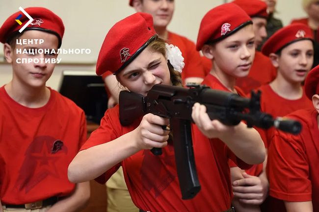 Окупанти залучають підлітків з “юнармії” до патрулювання