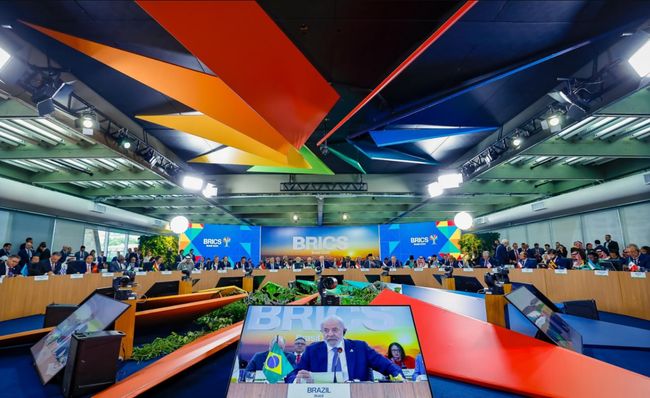 Не думаю, що президент країни розміром зі США, має погрожувати світу в інтернеті - Лула да Сілвац