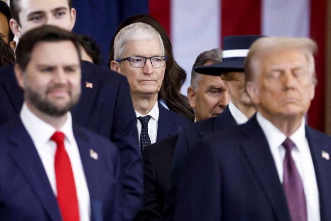 Команда Трампа критикує Apple за небажання перенести виробництво до США