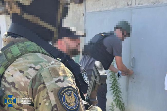 СБУ та ДБР викрили масштабний схрон зброї у Харкові СБУ та ДБР викрили масштабний схрон зброї у Харкові