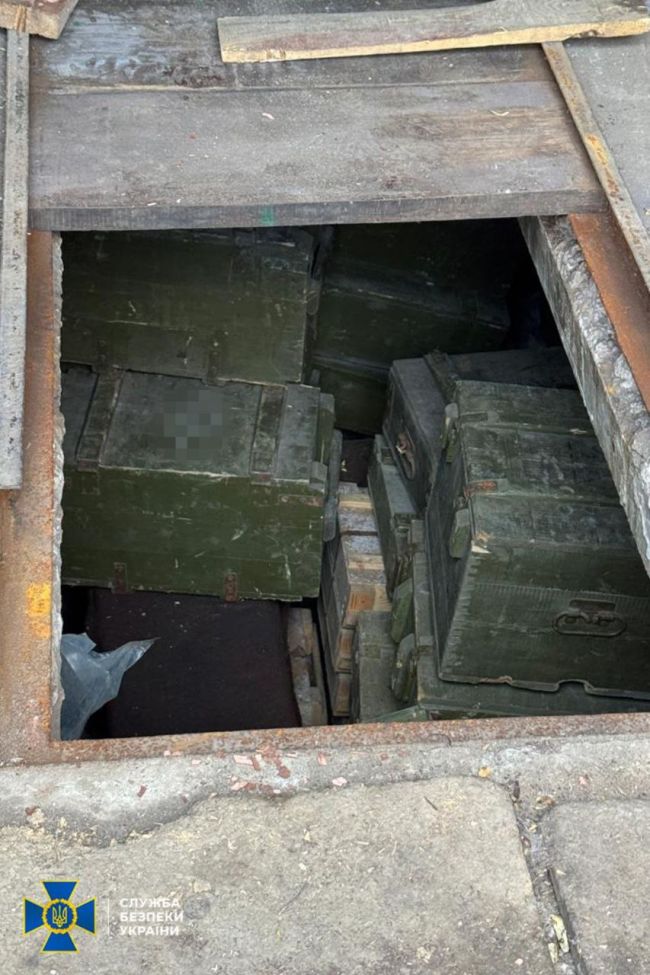 СБУ та ДБР викрили масштабний схрон зброї у Харкові СБУ та ДБР викрили масштабний схрон зброї у Харкові