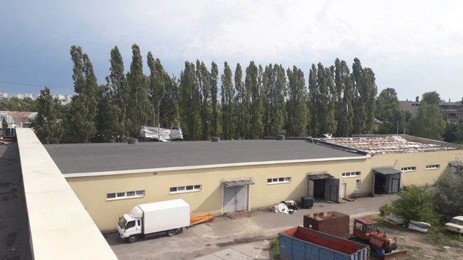 У Харкові ураган зірвав частину даху складу Vivat. Чимало книжок затоплено