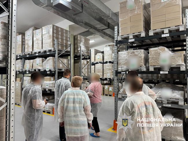 У поліції заявили про викриття масштабної схеми за участі українського олігарха, який організував виробництво та збут українських ліків на території рф