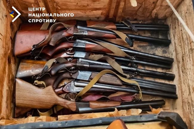 Окупанти передають вилучену в українців зброю на потреби своєї армії Окупанти передають вилучену в українців зброю на потреби своєї армії