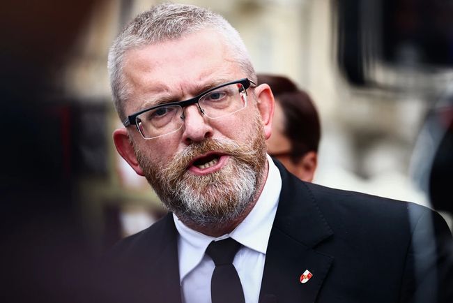 Ультраправому польському депутату загрожує кримінальна відповідальність через крадіжку прапора України й інші правопорушення