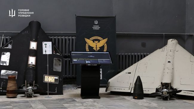 Келлогу під час його візиту в Київ показали електронні компоненти західного виробництва, вилучені з російських Shaheed