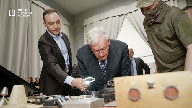 Келлогу під час його візиту в Київ показали електронні компоненти західного виробництва, вилучені з російських Shaheed