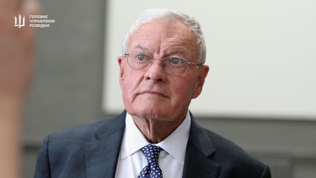 Келлогу під час його візиту в Київ показали електронні компоненти західного виробництва, вилучені з російських Shaheed