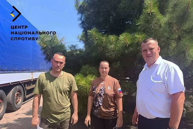 росіяни завозять на ТОТ уніфіковану шкільну форму