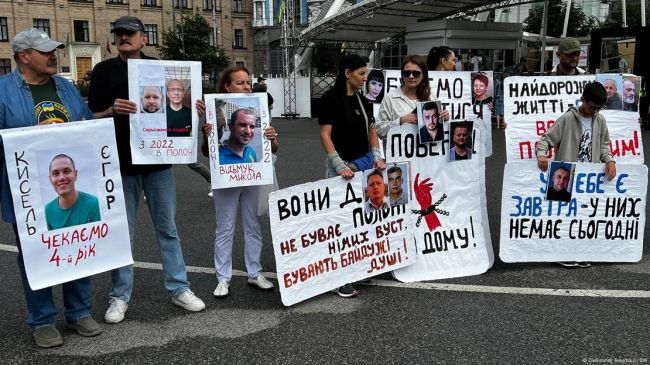 У Києві провели акцію Покинуті в полоні. 4 роки байдужості У Києві провели акцію Покинуті в полоні. 4 роки байдужості
