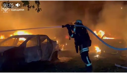 Одеса та Суми у вогні та руйнуваннях цієї ночі. росіяни знову атакували житлові райони. Одеса та Суми у вогні та руйнуваннях цієї ночі. росіяни знову атакували житлові райони.