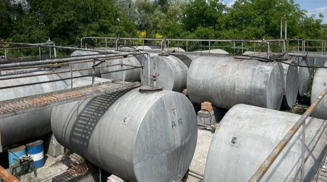 БЕБ знайшло нелегальну нафтобазу: вилучило 18 мільйонів і 150 тонн пального