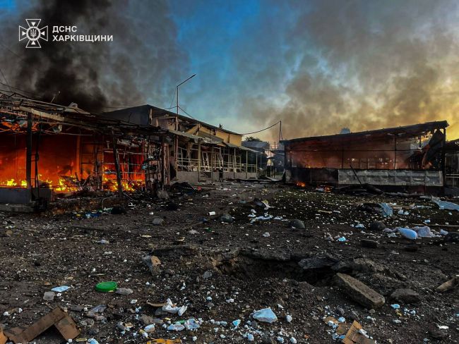 Купянщина: рятувальники ліквідували пожежу на ринку, що сталася внаслідок ворожої атаки БпЛА