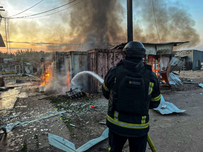 Купянщина: рятувальники ліквідували пожежу на ринку, що сталася внаслідок ворожої атаки БпЛА Купянщина: рятувальники ліквідували пожежу на ринку, що сталася внаслідок ворожої атаки БпЛА