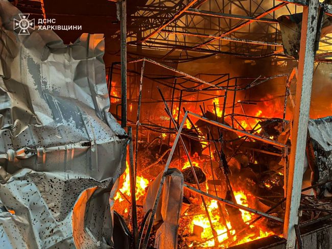 Купянщина: рятувальники ліквідували пожежу на ринку, що сталася внаслідок ворожої атаки БпЛА Купянщина: рятувальники ліквідували пожежу на ринку, що сталася внаслідок ворожої атаки БпЛА