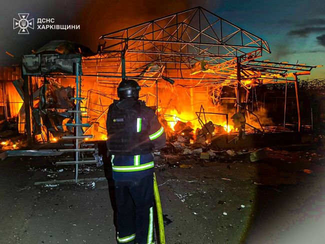 Купянщина: рятувальники ліквідували пожежу на ринку, що сталася внаслідок ворожої атаки БпЛА Купянщина: рятувальники ліквідували пожежу на ринку, що сталася внаслідок ворожої атаки БпЛА