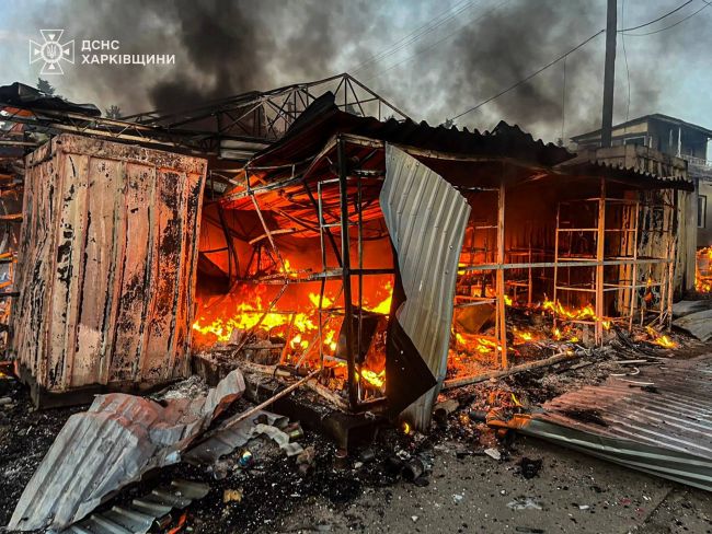Купянщина: рятувальники ліквідували пожежу на ринку, що сталася внаслідок ворожої атаки БпЛА Купянщина: рятувальники ліквідували пожежу на ринку, що сталася внаслідок ворожої атаки БпЛА