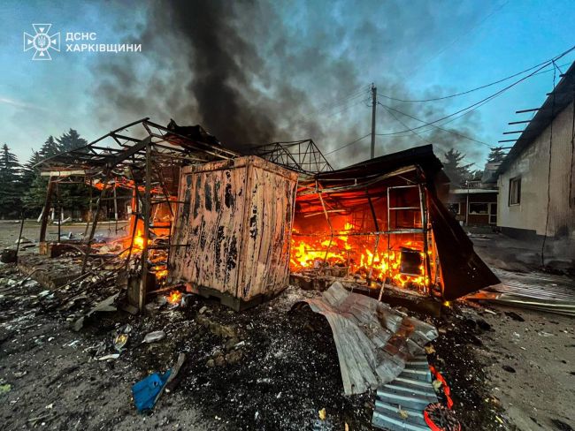 Купянщина: рятувальники ліквідували пожежу на ринку, що сталася внаслідок ворожої атаки БпЛА Купянщина: рятувальники ліквідували пожежу на ринку, що сталася внаслідок ворожої атаки БпЛА