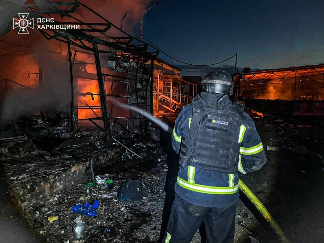 Купянщина: рятувальники ліквідували пожежу на ринку, що сталася внаслідок ворожої атаки БпЛА Купянщина: рятувальники ліквідували пожежу на ринку, що сталася внаслідок ворожої атаки БпЛА