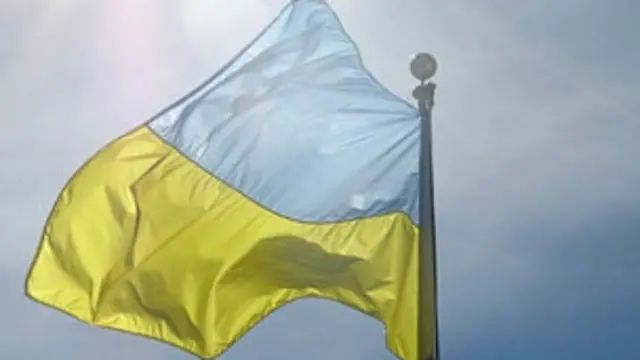 24 липня 1990 року над Київрадою вперше було піднято синьо-жовтий прапор