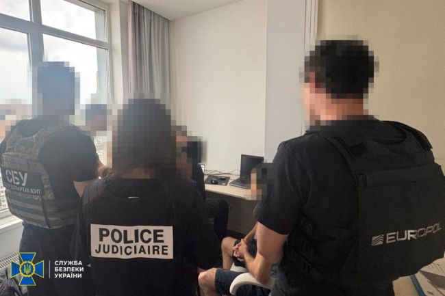 СБУ спільно з Нацполіцією та правоохоронцями Франції викрила розробника однієї з найвідоміших у світі хакерських платформ