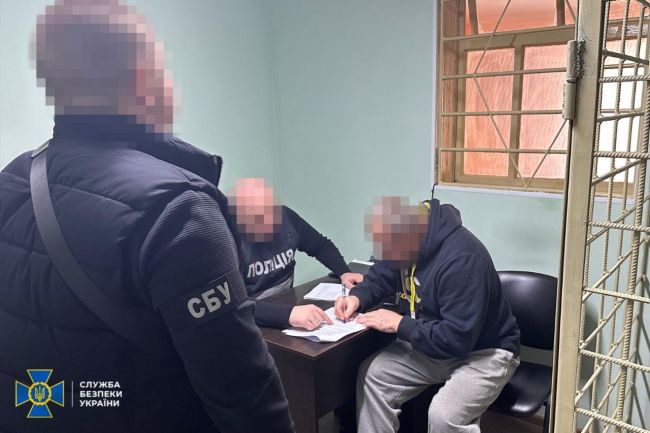 СБУ та Нацполіція затримали ще 15 ділків, які намагалися налагодити нелегальний продаж «трофейної» зброї в Україні СБУ та Нацполіція затримали ще 15 ділків, які намагалися налагодити нелегальний продаж «трофейної» зброї в Україні