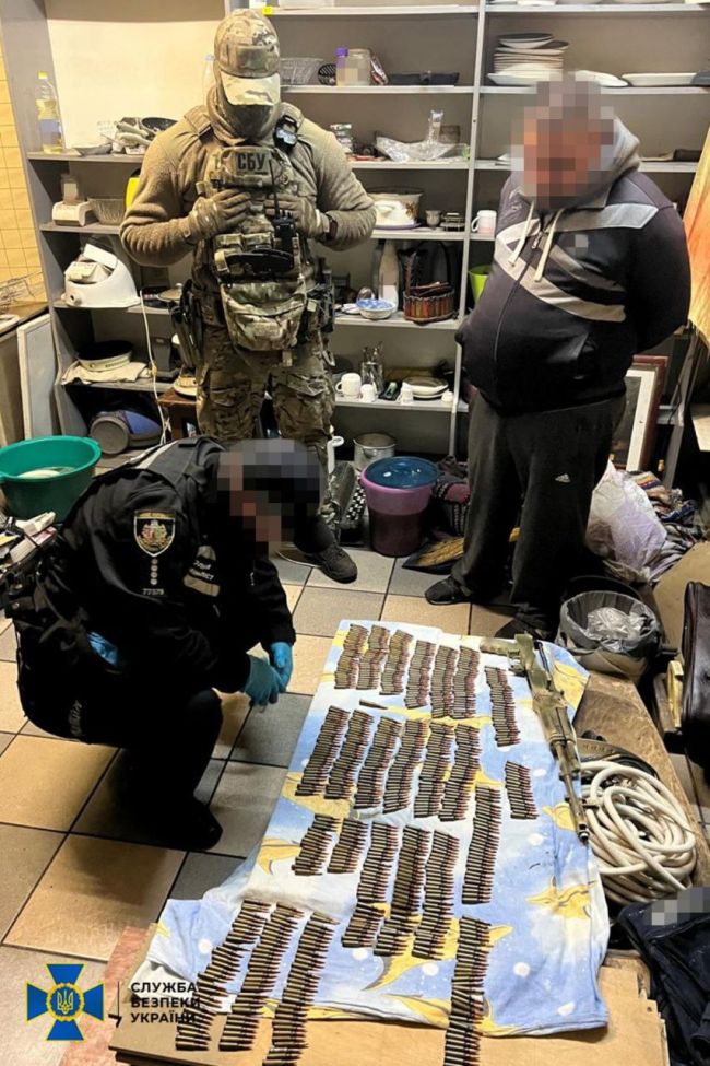 СБУ та Нацполіція затримали ще 15 ділків, які намагалися налагодити нелегальний продаж «трофейної» зброї в Україні СБУ та Нацполіція затримали ще 15 ділків, які намагалися налагодити нелегальний продаж «трофейної» зброї в Україні