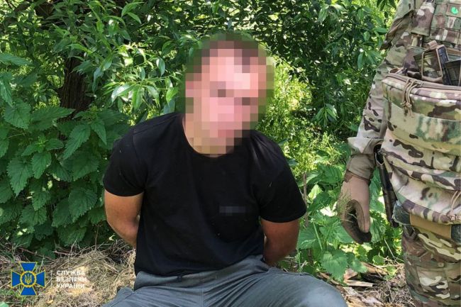 СБУ та Нацполіція затримали ще 15 ділків, які намагалися налагодити нелегальний продаж «трофейної» зброї в Україні СБУ та Нацполіція затримали ще 15 ділків, які намагалися налагодити нелегальний продаж «трофейної» зброї в Україні