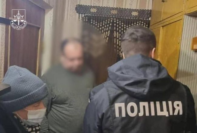 Допоміг екскерівнику «Київського метрополітену» виїхати за кордон — колишній начальник ТЦК отримав підозру