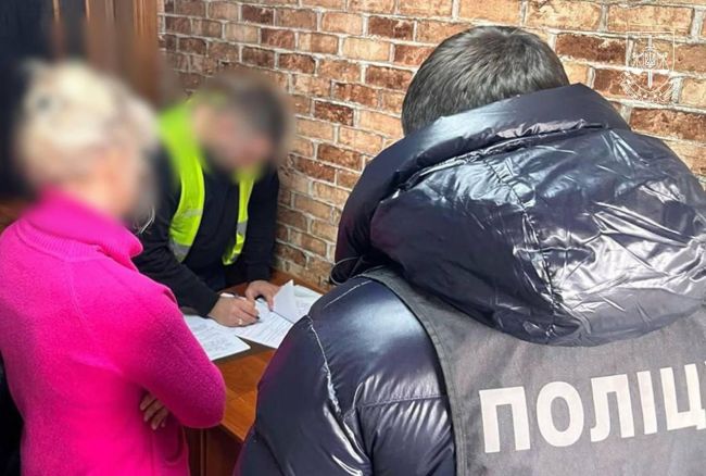 Допоміг екскерівнику «Київського метрополітену» виїхати за кордон — колишній начальник ТЦК отримав підозру