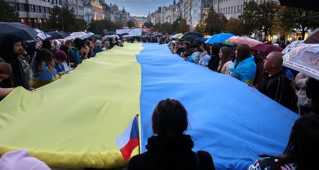 Более половины чехов по-прежнему поддерживают прием беженцев из Украины