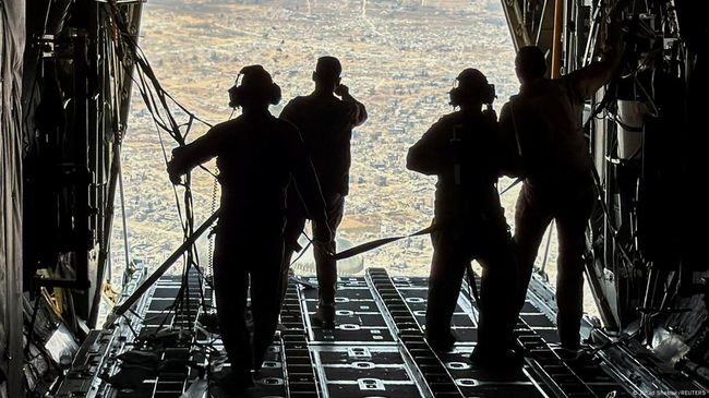 Чому скидання гумдопомоги над Газою критикують