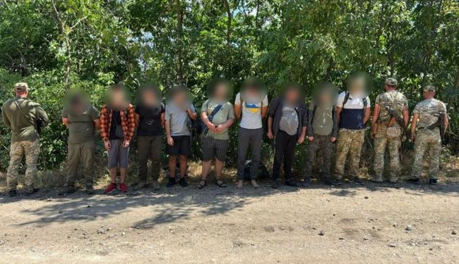 Три дні йшли пішки та мали сплатити по 130-150 тисяч грн: на кордоні з Молдовою затримали відразу 9 ухилянтів