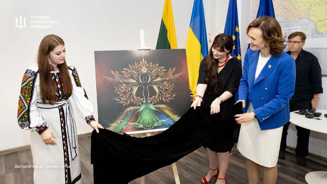 “База. Ґрунт. Фундамент”: у парламенті Литви відкрилася виставка картин художниці та активної благодійниці для підрозділів ГУР Діани Подолянчук