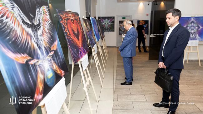 “База. Ґрунт. Фундамент”: у парламенті Литви відкрилася виставка картин художниці та активної благодійниці для підрозділів ГУР Діани Подолянчук