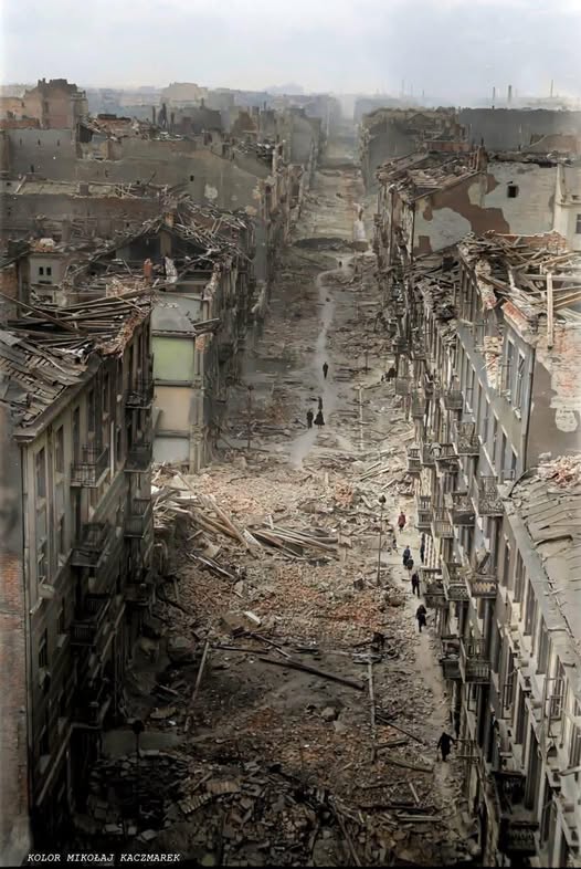 Полякам, які сьогодні шукають в Україні ворога